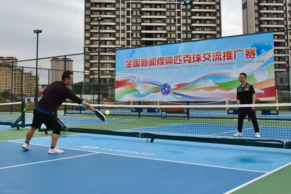 通过挥拍与 通过挥拍与